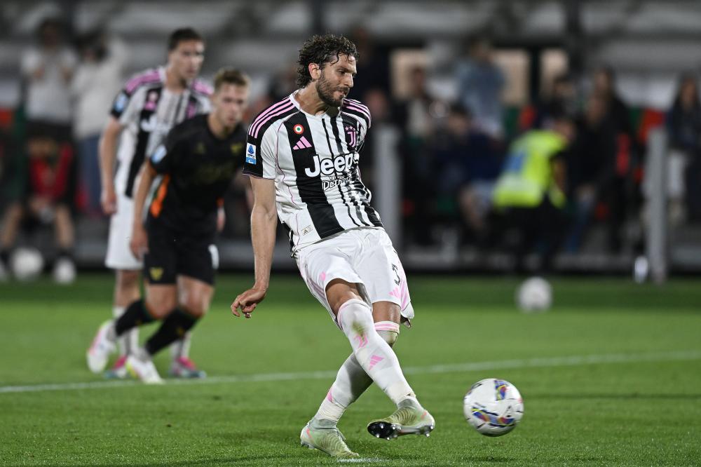 记者：卡马文加左脚踝轻微扭伤，将于周六接受进一步检查