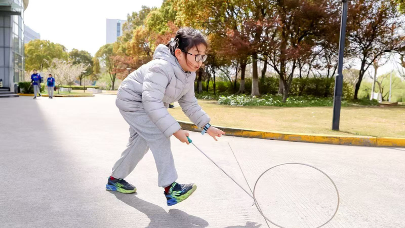 球员倒地救球拼劲十足